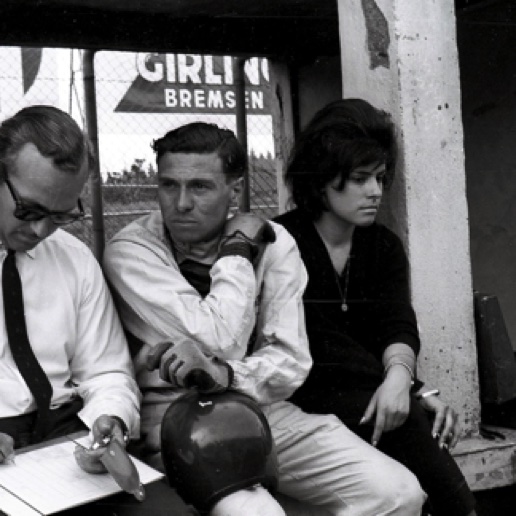 Dans les stands, à Gauche Colin Chapman, à droite ... ?